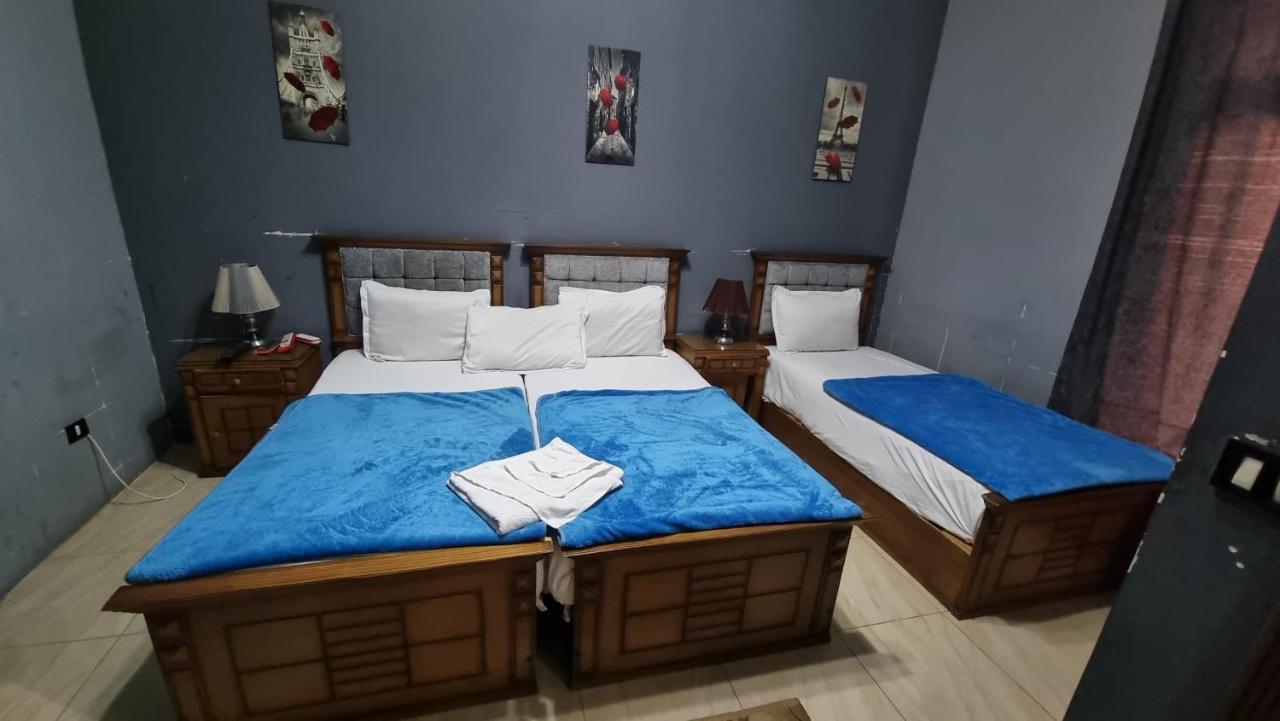 Plaza Hostel *